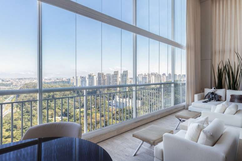 A presen&ccedil;a de luz natural &eacute; essencial para o conforto e influencia positivamente o humor, a produtividade e a qualidade de vida Projeto: Dantas & Passos Arquitetura |