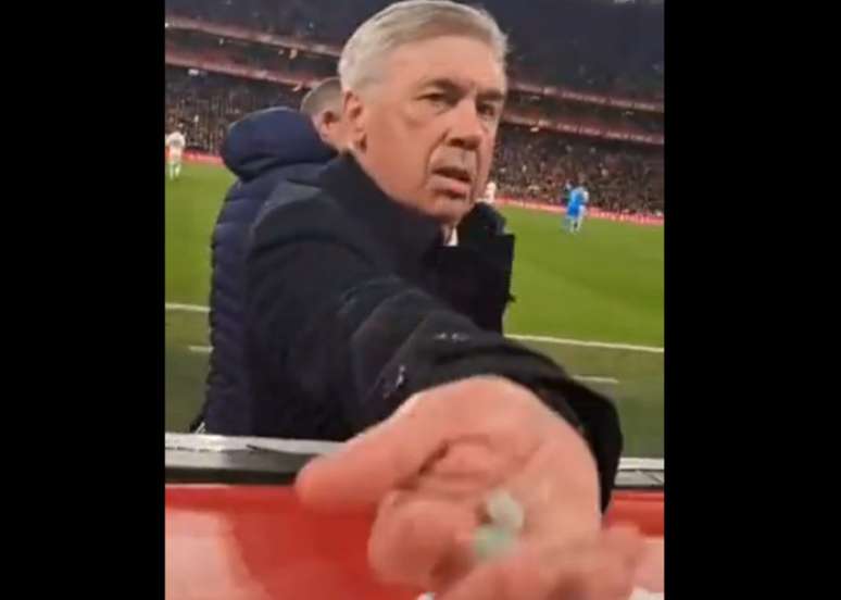 Em 2023, Ancelotti deu chicletes para um torcedor no est&aacute;dio em Bilbao &ndash;