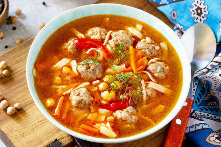 Sopa de alm&ocirc;ndegas de peru com gr&atilde;o-de-bico e tiras de massa 