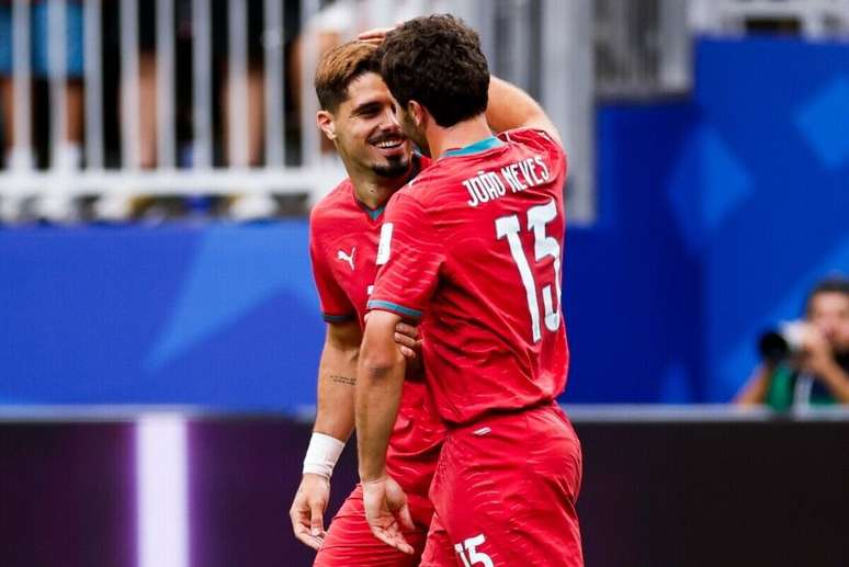 Jo&atilde;o Neves celebra gol marcado com assist&ecirc;ncia de Pedro Neto &ndash;