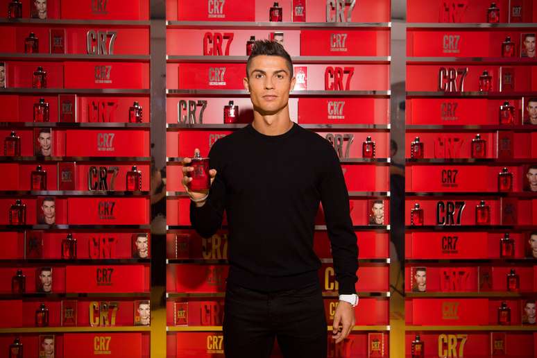 Entre os produtos que Cristiano Ronaldo investiu em sua marca CR7 est&atilde;o os perfumes