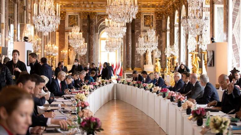 Os chefes de Estado da Uni&atilde;o Europeia participam de uma reuni&atilde;o informal no Pal&aacute;cio de Versailles, em 11 de mar&ccedil;o de 2022.
