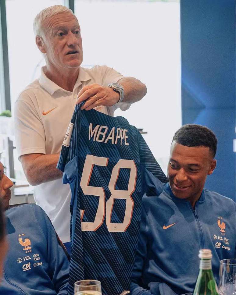 Deschamps entrega camisa comemorativa para Mbapp&eacute; &ndash;
