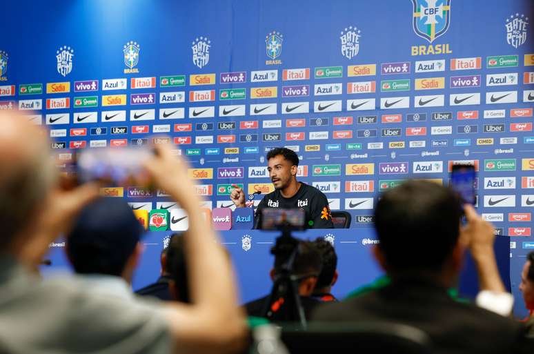 Danilo durante entrevista coletiva da Sele&ccedil;&atilde;o Brasileira 