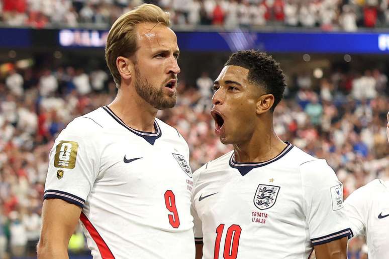 Kane celebra um de seus dois gols na vit&oacute;ria por 4 a 2 sobre a Cro&aacute;cia. Ao seu lado, Bellingham, autor do terceiro gol da sele&ccedil;&atilde;o inglesa.