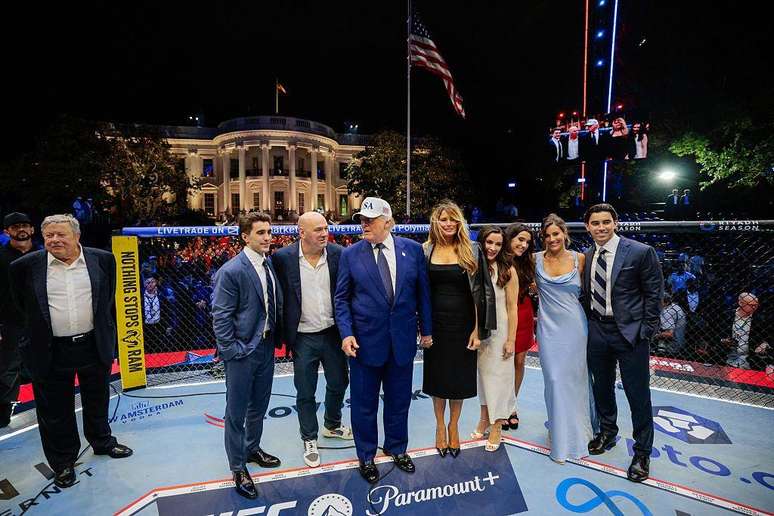 Trump e familiares em cima do oct&oacute;gono do UFC