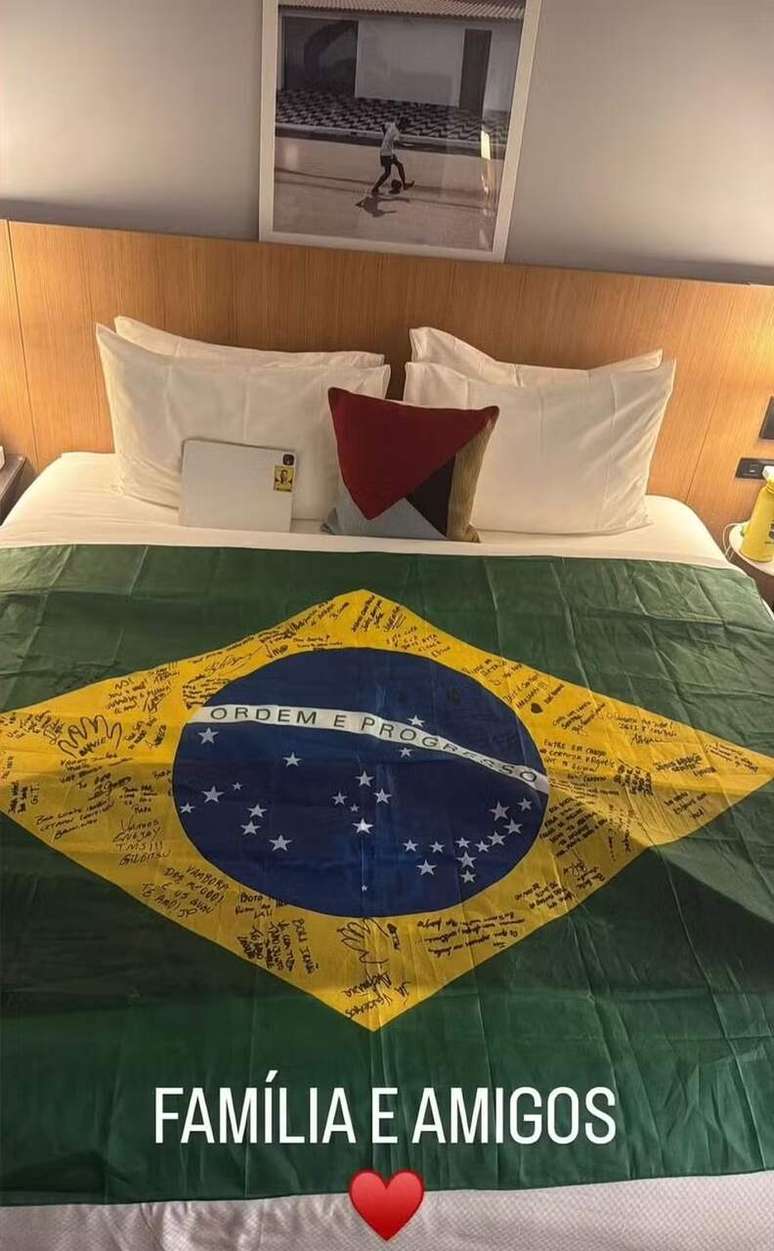 De volta aos treinos, Neymar exibe bandeira do Brasil recheada de mensagens &ndash;