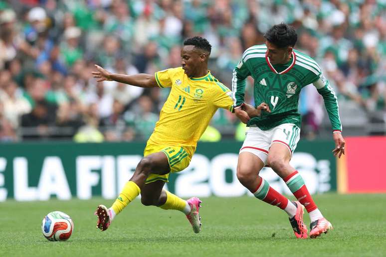 Themba Zwane durante o jogo entre &Aacute;frica do Sul e M&eacute;xico &ndash;