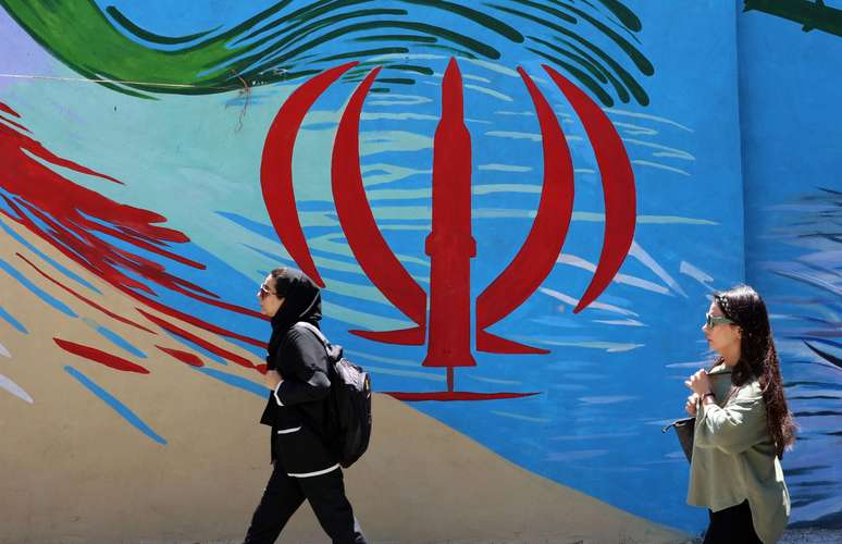 Um iraniano afirmou que temia um novo ataque israelense, mas que, mesmo ap&oacute;s a divulga&ccedil;&atilde;o do acordo, continuava 'desconfiado' e preocupado com a capacidade do governo de conduzir o pa&iacute;s caso o entendimento se mantivesse