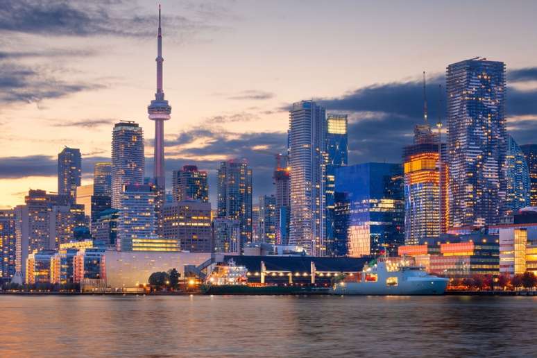Toronto &eacute; uma metr&oacute;pole moderna &agrave;s margens do Lago Ont&aacute;rio, que re&uacute;ne arquitetura ic&ocirc;nica, diversidade cultural, museus e forte presen&ccedil;a esportiva 