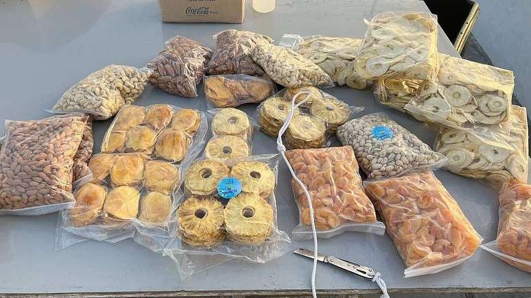 Alguns dos alimentos carregadas por Robinson no Peru para sua viagem