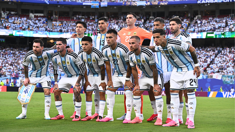Messi entra em campo com chuteira de cor diferente dos outros jogadores
