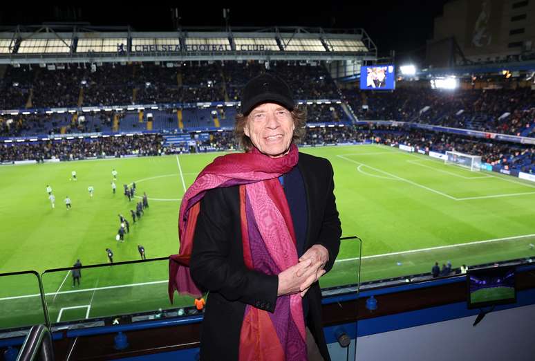 Mick Jagger, vocalista dos Rolling Stones, posa para uma foto dentro do est&aacute;dio durante a partida da Premier League entre Chelsea e Arsenal em Stamford Bridge