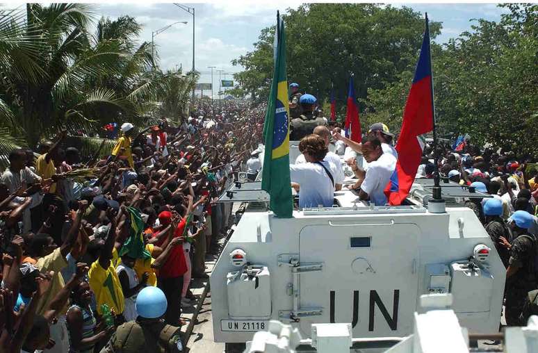 Brasil desfilou em tanque de guerra antes de amistoso contra o Haiti &ndash;