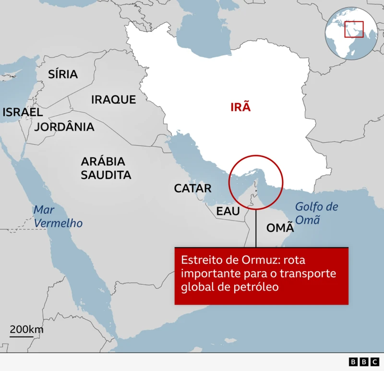 Um mapa destaca o Estreito de Ormuz entre o Ir&atilde; e Om&atilde;, com um r&oacute;tulo vermelho dizendo: &ldquo;Estreito de Ormuz: rota chave para o transporte global de petr&oacute;leo&rdquo;.