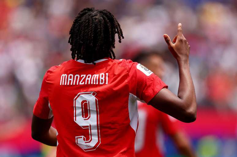 Johan Manzambi marcou dois gols para dar a vit&oacute;ria a Sui&ccedil;a contra a B&oacute;snia &ndash;