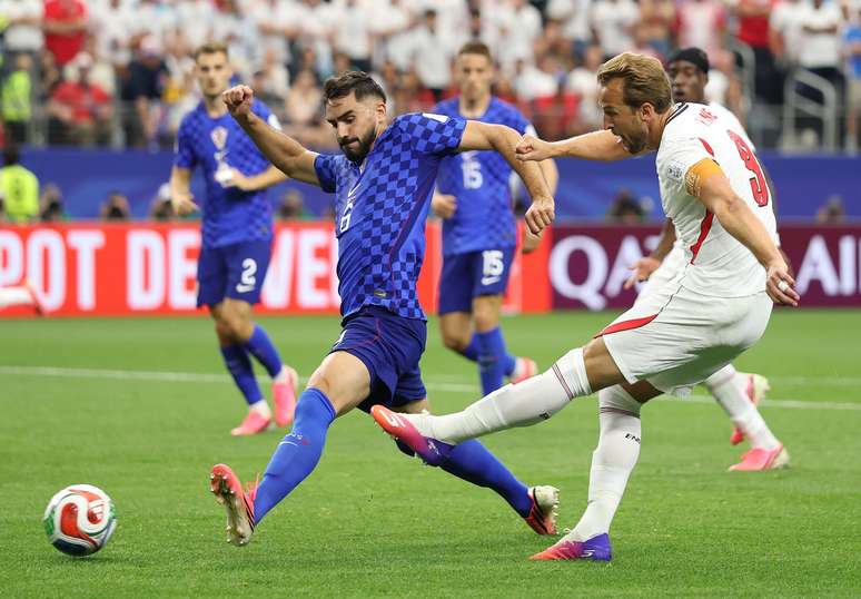 Harry Kane, camisa 9 da Inglaterra, chuta e perde uma chance contra Josip Sutalo, camisa 6 da Cro&aacute;cia, durante a partida &ndash; 