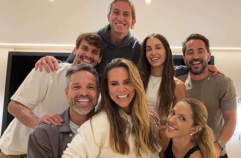 Ex-jogadores do Flamengo se encontram para despedida de Filipe Lu&iacute;s &ndash;