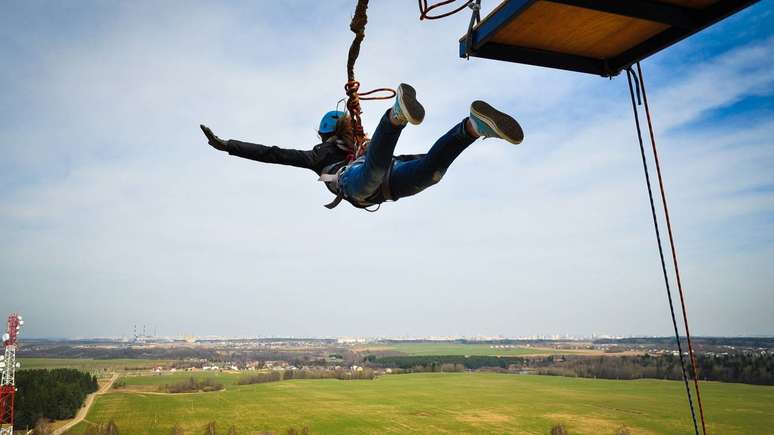 Especialistas em seguran&ccedil;a de esportes de aventura orientam que interessados em atividades como rope jump, bungee jump, rapel e outras modalidades radicais priorizem empresas que sigam normas t&eacute;cnicas reconhecidas, como as da ABNT para turismo de aventura e refer&ecirc;ncias internacionais de montanhismo e trabalhos em altura. &ndash; depositphotos.com / vulkanov11@gmail.com