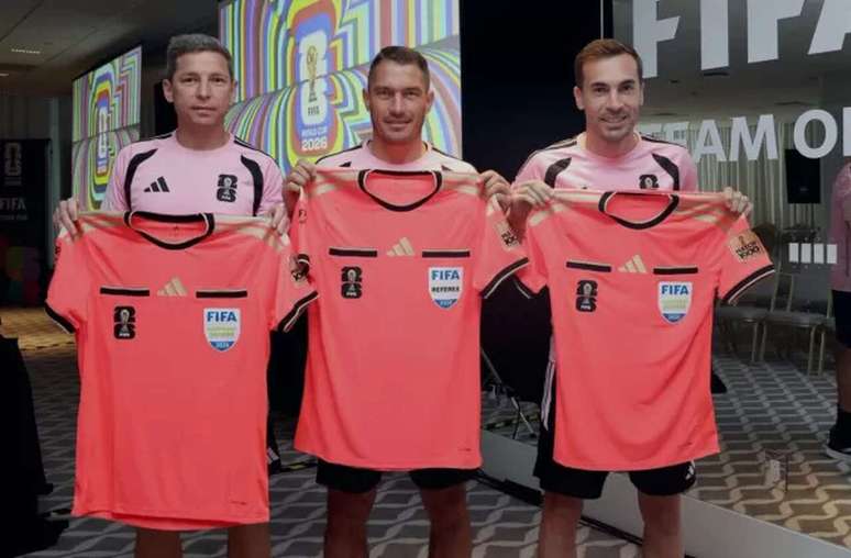 Trio de arbitragem com os uniformes do jogo 1000 &ndash;