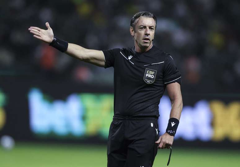Raphael Claus durante partida entre Palmeiras e Santos, em maio de 2026, pelo Campeonato Brasileiro 