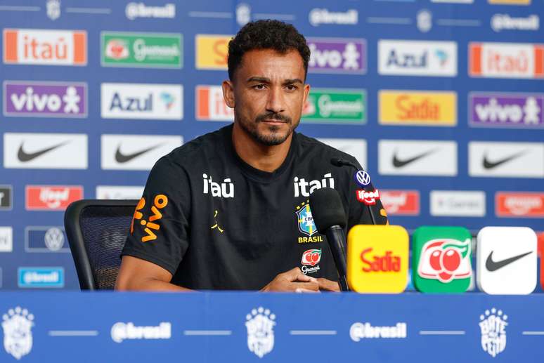 Danilo durante entrevista coletiva da Sele&ccedil;&atilde;o Brasileira 