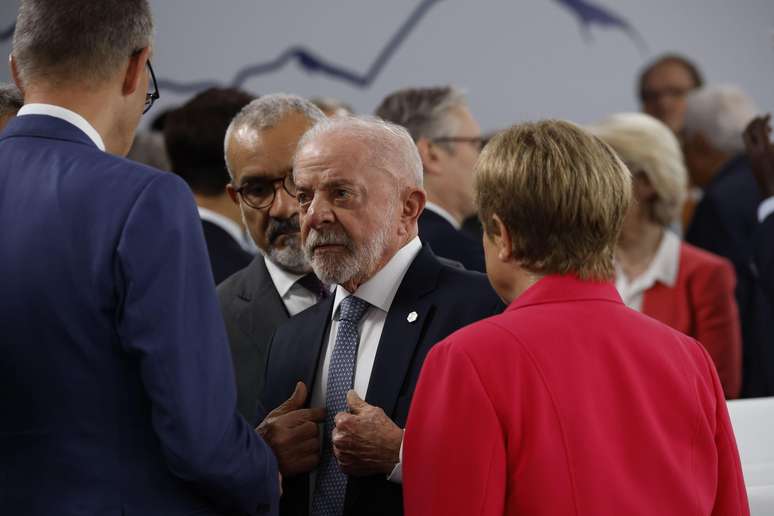 Lula conversando com autoridades de outros pa&iacute;ses durante G7