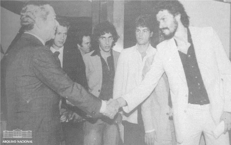 S&oacute;crates (em primeiro plano), acompanhado dos jogadores Le&atilde;o, Edinho e Nelinho durante encontro com o Ministro da Educa&ccedil;&atilde;o Carlos Ludwig, em 1981 &ndash;