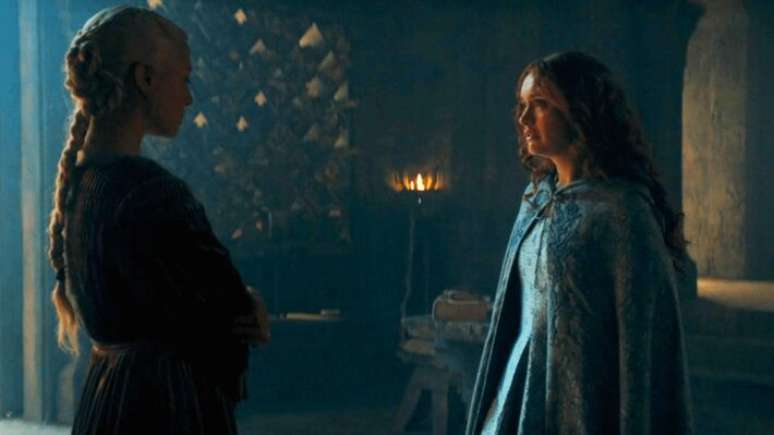 Alicent (dir.) abre o caminho para Rhaenyra tomar o Trono de Ferro