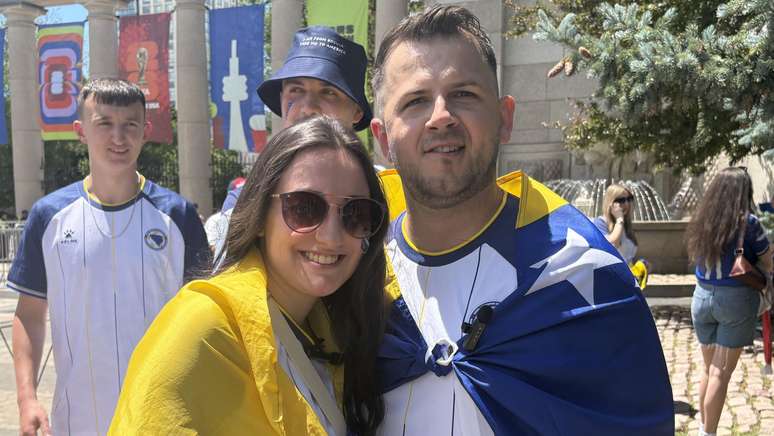 O casal Admir e Alisa Maric voou da B&oacute;snia-Herzeg&oacute;vina para assistir ao primeiro jogo da sele&ccedil;&atilde;o do seu pa&iacute;s no Canad&aacute;