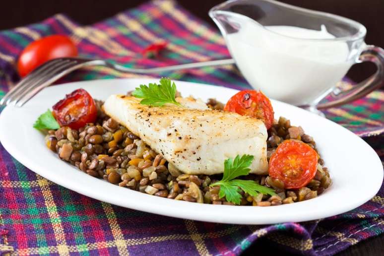 Fil&eacute; de peixe grelhado com salada morna de lentilha 