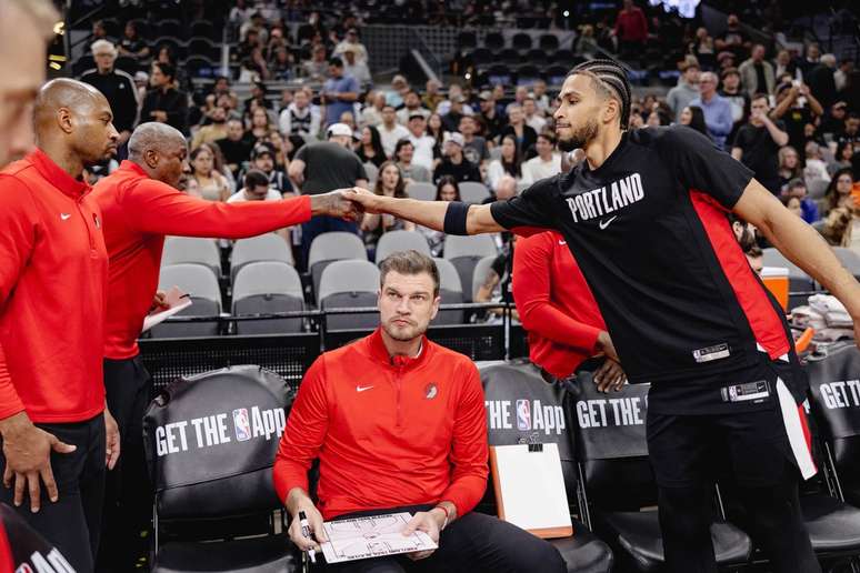 Tiago Splitter, sentado, o novo treinador do Chicago Bulls 