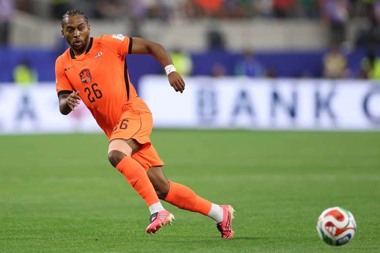 Quinten Timber durante Holanda e Jap&atilde;o na primeira rodada da Copa do Mundo &ndash;