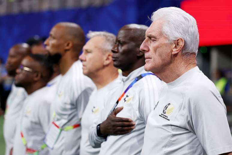 Hugo Broos ter&aacute; que fazer a &Aacute;frica do Sul vencer para seguir na Copa &ndash;