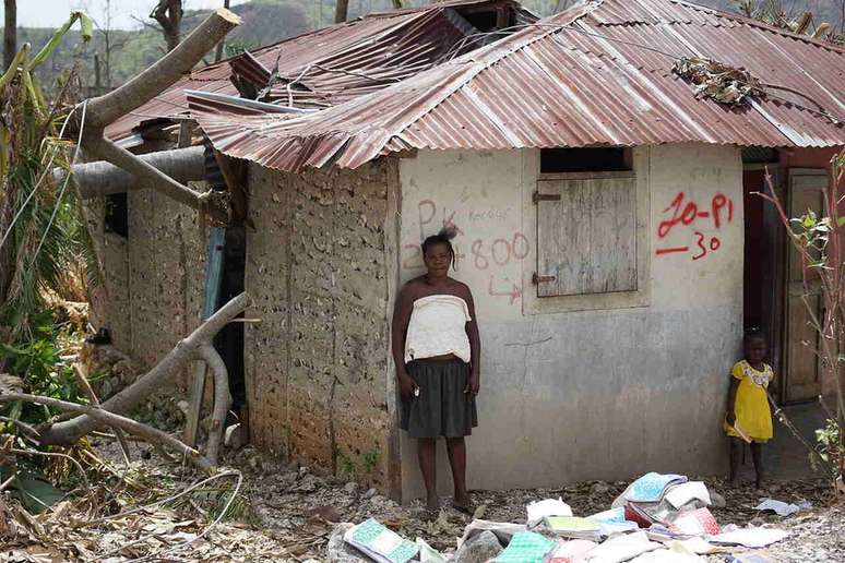 Moradores de Camp Perrin ap&oacute;s a passagem do fura&ccedil;&atilde;o Matthew, em 2016 &ndash;
