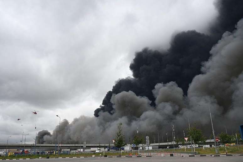 Helic&oacute;pteros combatem um inc&ecirc;ndio em uma refinaria em Moscou, ap&oacute;s um dos maiores ataques ucranianos com drones desde o in&iacute;cio da guerra