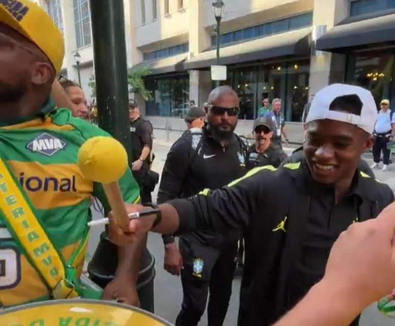 Brasil &eacute; recebido com festa da torcida na Filad&eacute;lfia &ndash;