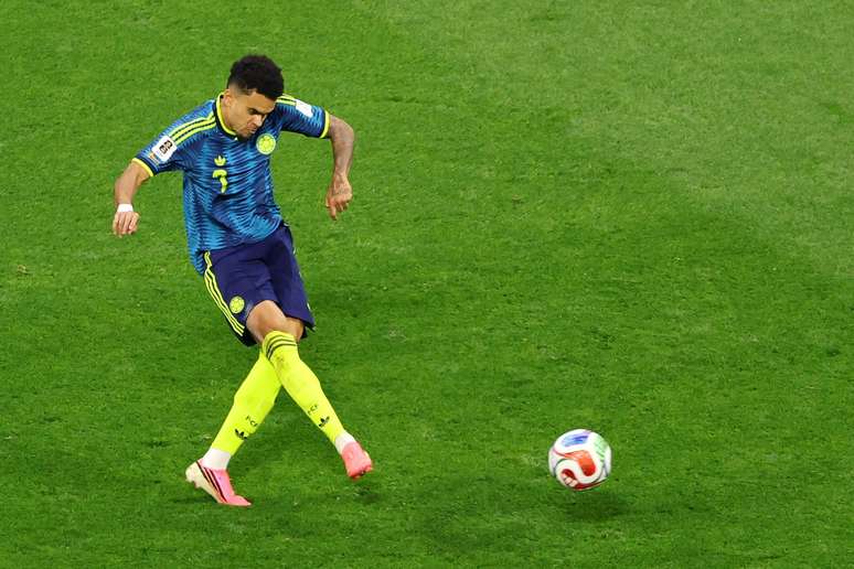 Luis D&iacute;az, da Col&ocirc;mbia, em finaliza&ccedil;&atilde;o que gerou o segundo gol da sele&ccedil;&atilde;o contra o Uzbequist&atilde;o 