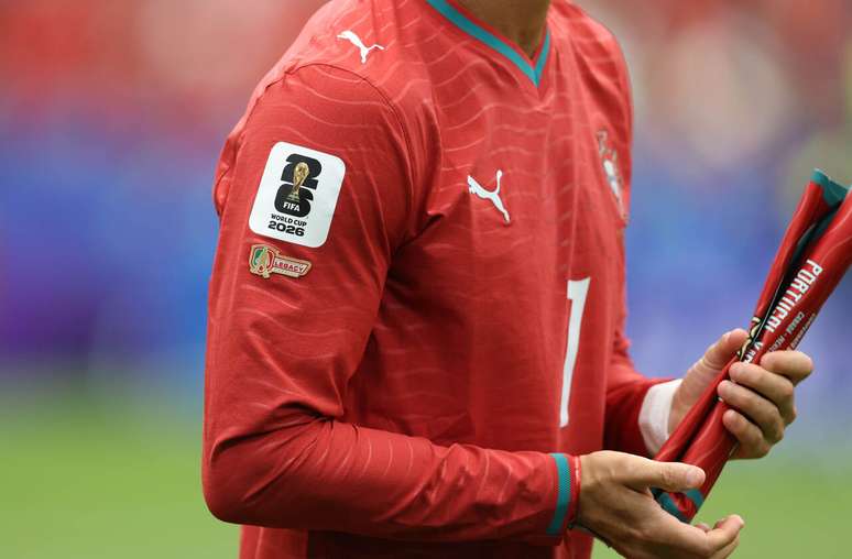 CR7 ostenta seu patch &ldquo;legacy&rdquo; embaixo do emblema da Fifa &ndash;