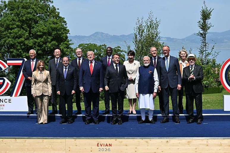 Posando para a foto est&atilde;o: o presidente do Conselho Europeu, Antonio Costa, a primeira-ministra italiana, Giorgia Meloni, o presidente sul-coreano, Lee Jae-myung, o presidente eg&iacute;pcio, Abdel Fattah El-Sisi, o primeiro-ministro brit&acirc;nico, Keir Starmer, o presidente dos EUA, Donald Trump, o presidente queniano, William Ruto, o presidente franc&ecirc;s, Emmanuel Macron, a primeira-ministra japonesa, Sanae Takaichi, o primeiro-ministro indiano, Narendra Modi, o primeiro-ministro canadense, Mark Carney, o chanceler alem&atilde;o, Friedrich Merz, a presidente da Comiss&atilde;o Europeia, Ursula von der Leyen, e o presidente Lula. 