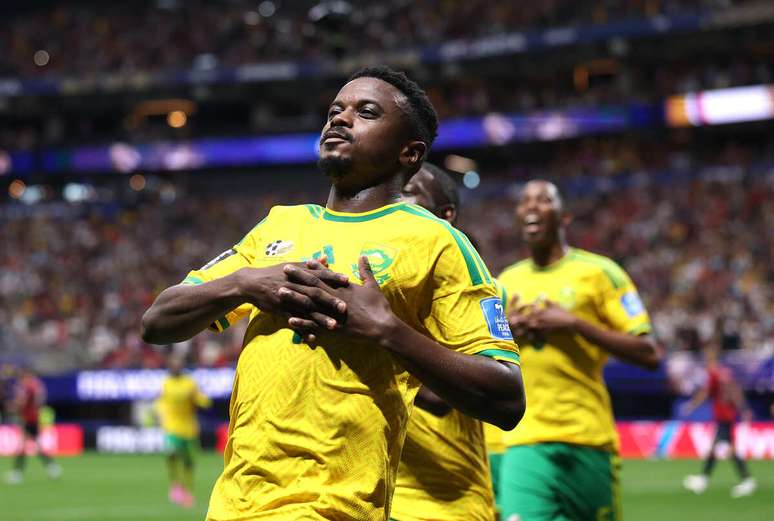 Craque sul-africano, Mokoena comemora gol de p&ecirc;nalti que encerra longo jejum &ndash;