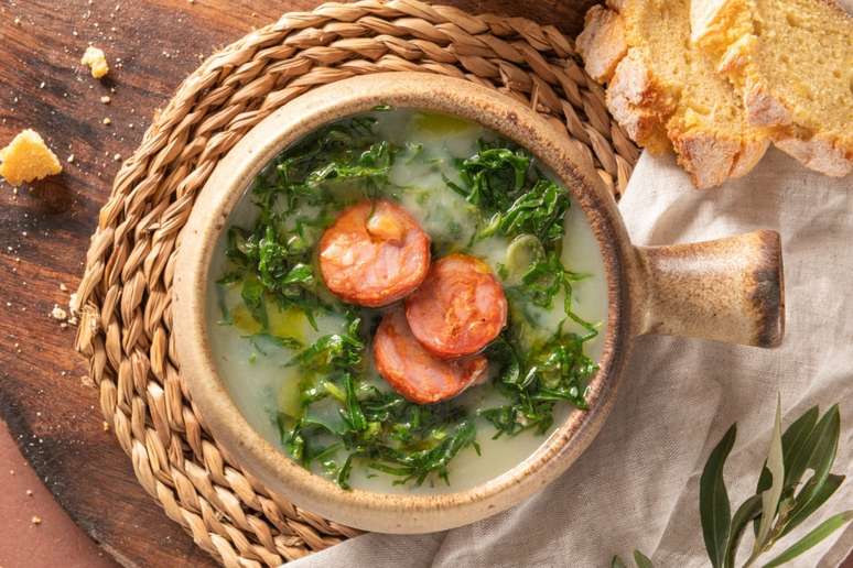 Caldo verde com lingui&ccedil;a 