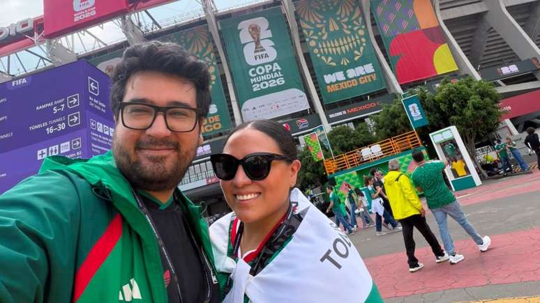 Aaron Vieyra e sua parceira, no lado de fora do Est&aacute;dio Azteca