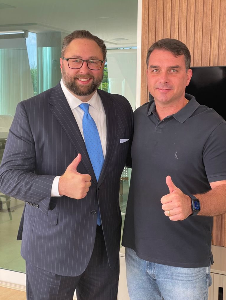 Jason Miller (&agrave; esquerda), &eacute; um dos conselheiros mais pr&oacute;ximos de Donald Trump e declarou apoio &agrave; pr&eacute;-candidatura de Fl&aacute;vio Bolsonaro