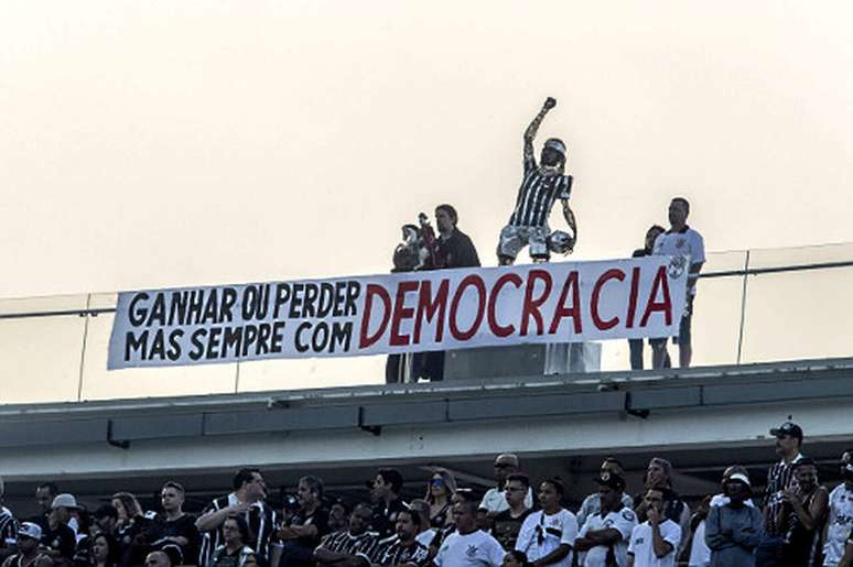Faixa relembrando a Democracia Corinthiana da decada de 80 &ndash;