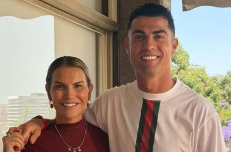 Reprodu&ccedil;&atilde;o / Instagram - Legenda: K&aacute;tia Aveiro ao lado do irm&atilde;o Cristiano Ronaldo