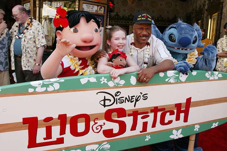 Daveigh Chase, voz de Lilo, e Ving Rhames, voz de Cobra Bubbles, na estreia de Lilo & Stitch no El Capitan Theatre em Los Angeles em 2002