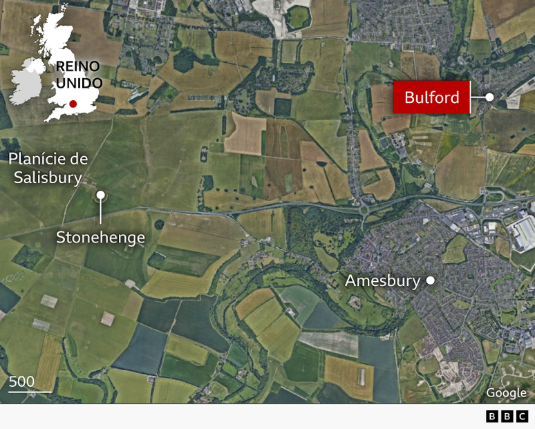 Mapa mostrando o contorno do Reino Unido no canto superior esquerdo em branco. A principal imagem maior &eacute; uma imagem de sat&eacute;lite da plan&iacute;cie de Salisbury com Stonehenge e Bulford marcados no mapa. Bulford &eacute; destacado em vermelho com escrita branca.