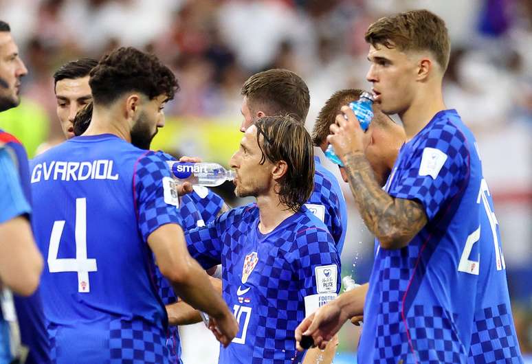 Luka Modric, Josko Gvardiol e Luka Vuskovic, da Cro&aacute;cia, durante um intervalo para hidrata&ccedil;&atilde;o no jogo contra a Inglaterra, no Est&aacute;dio de Dallas, Arlington, Texas, EUA em 17 de junho de 2026
