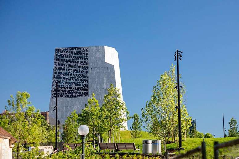 O Centro Presidencial Obama &eacute; um grande edif&iacute;cio moderno de pedra em um parque arborizado em Chicago